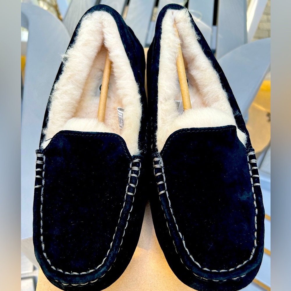 Brand new Women’s Ugg Australia Ansley Black Slippers-style # 3312 Black Size 8.